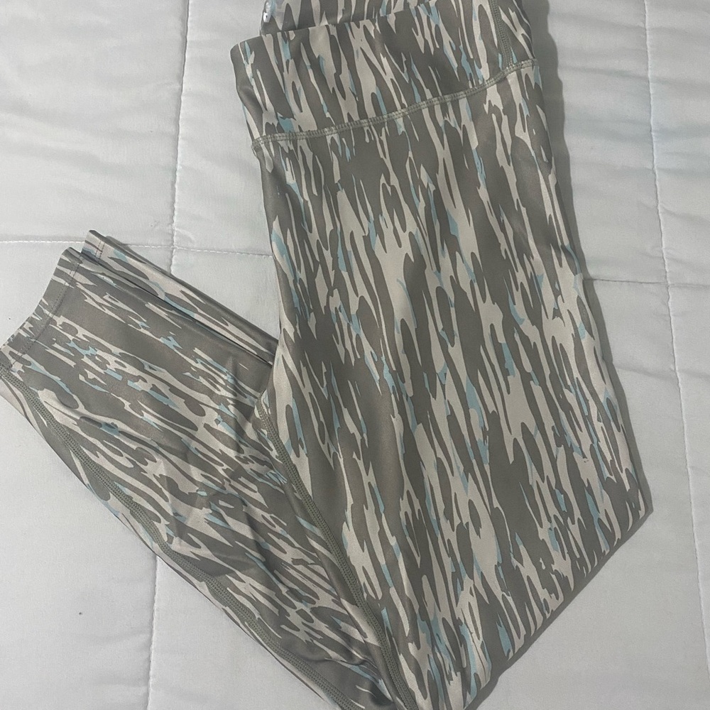 New 3/4 workout leggings. Size XL.